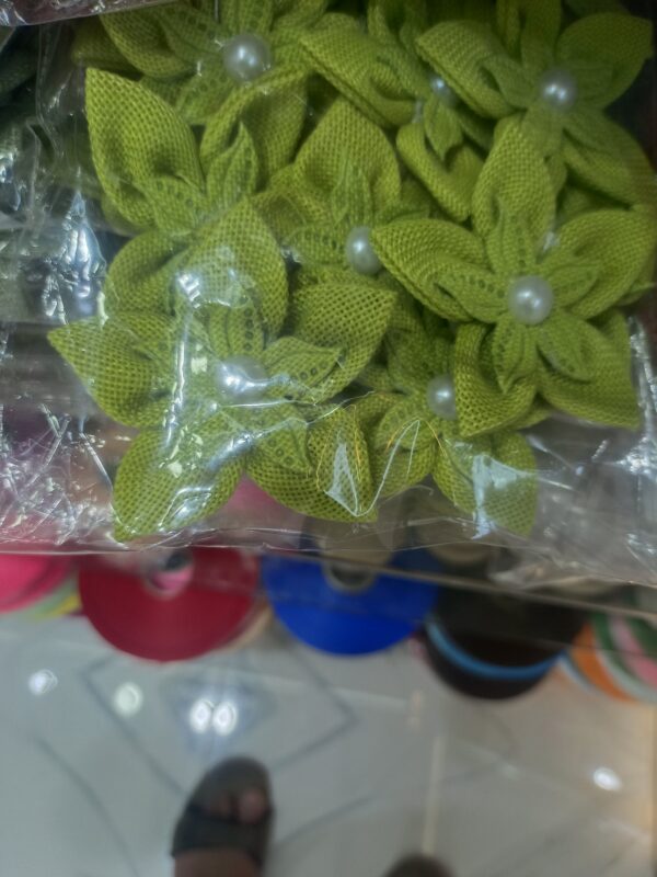 Artificial Velvet Rose Flowers 

size. 4cm
pack of. 50pc