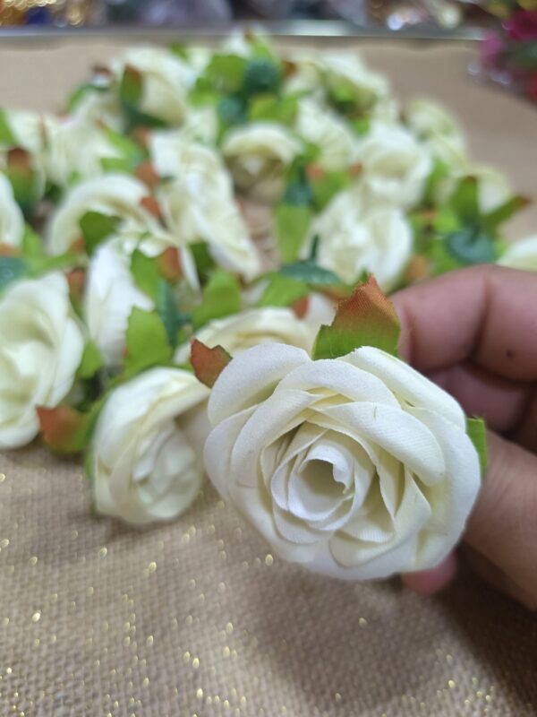 Artificial Velvet Rose Flowers 

size. 4cm
pack of. 50pc