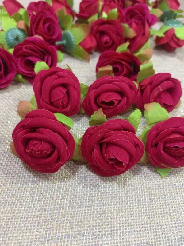 Artificial Velvet Rose Flowers 

size. 4cm
pack of. 50pc